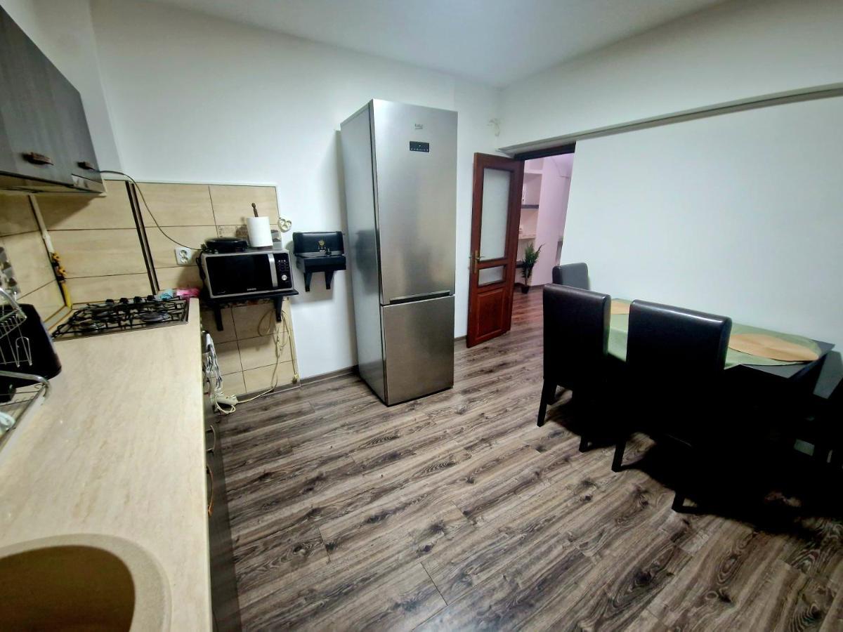 Cozy Appartment In The Center Targoviste Bagian luar foto