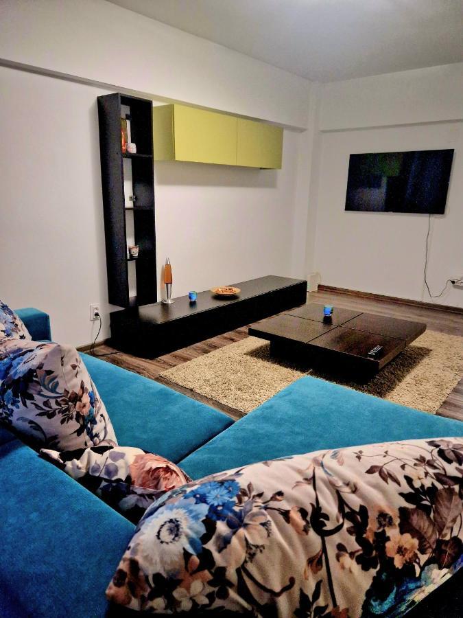 Cozy Appartment In The Center Targoviste Bagian luar foto
