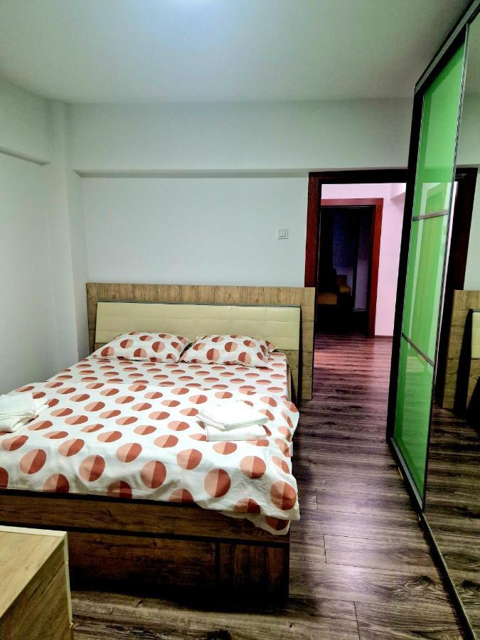 Cozy Appartment In The Center Targoviste Bagian luar foto