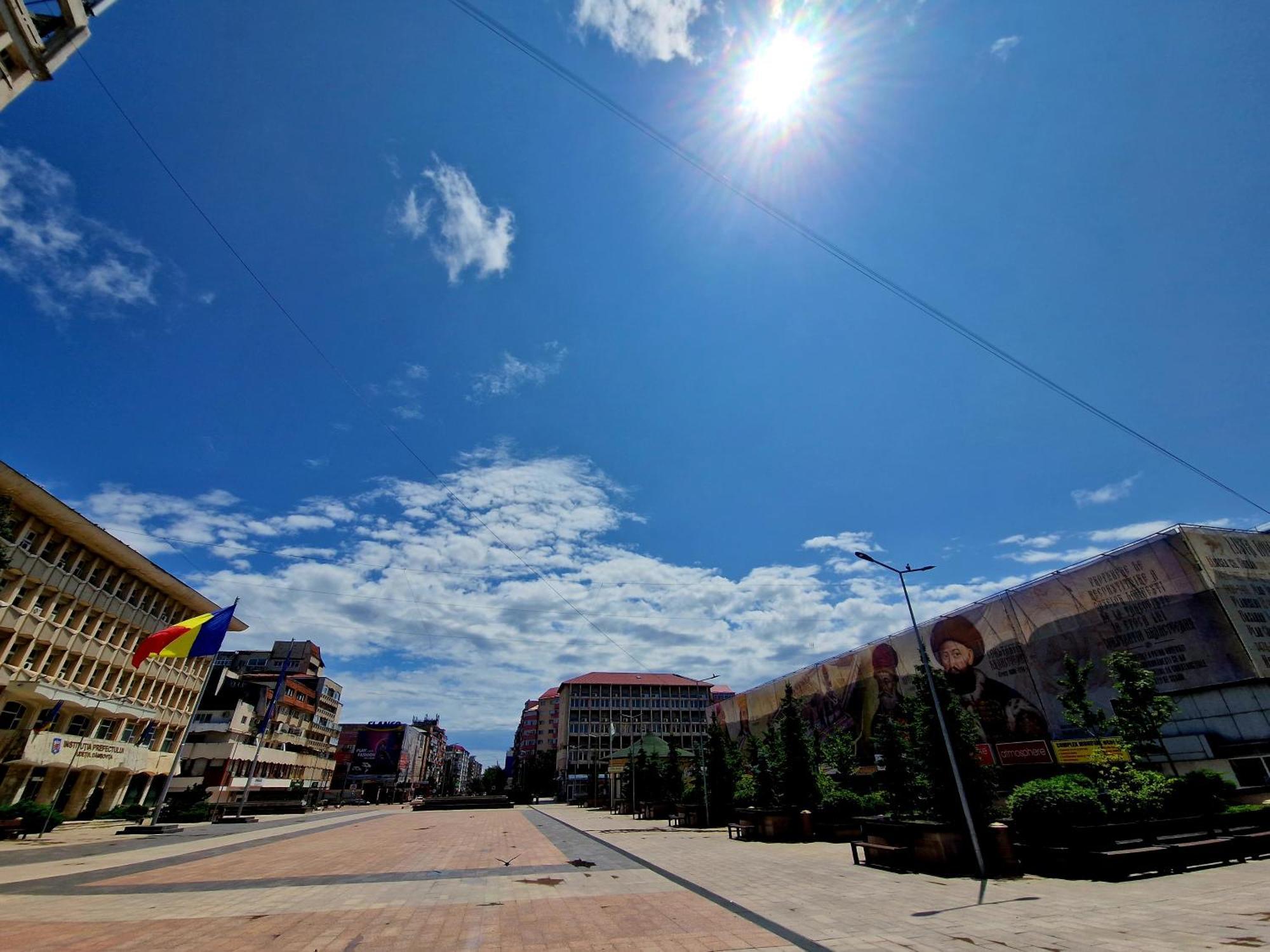 Cozy Appartment In The Center Targoviste Bagian luar foto